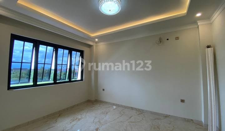 Rumah American Classic Mewah dengan Kolam Renang Lift Dekat Tugu