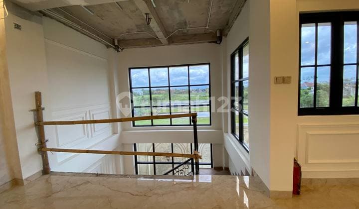 Rumah American Classic Mewah dengan Kolam Renang Lift Dekat Tugu