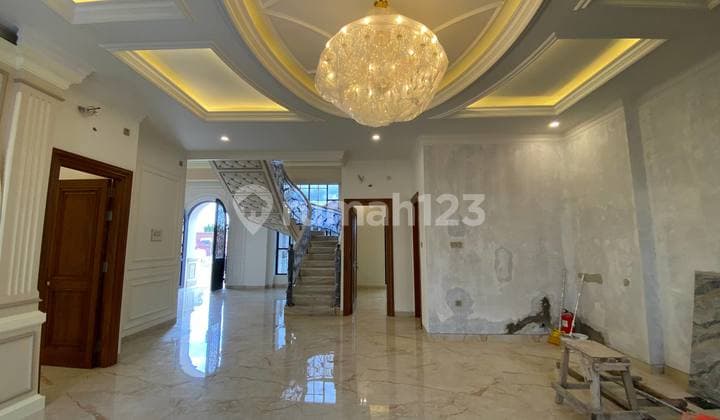 Rumah American Classic Mewah dengan Kolam Renang Lift Dekat Tugu