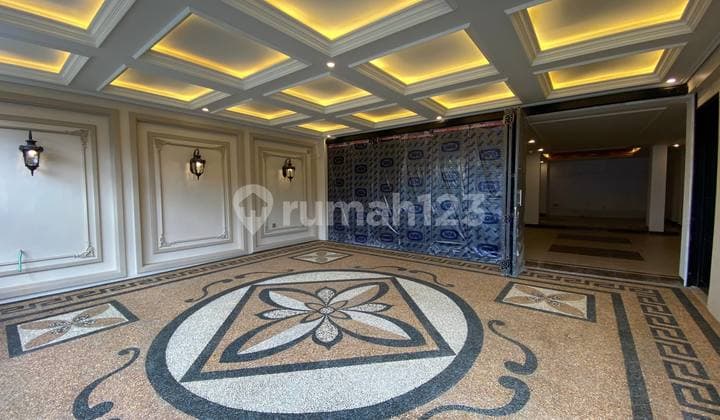 Rumah American Classic Mewah dengan Kolam Renang Lift Dekat Tugu