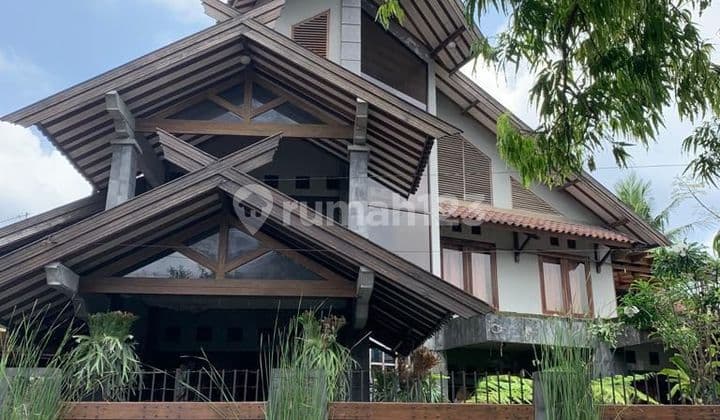 Dijual rumah artistik cantik 2 lantai di sleman Jogjakarta