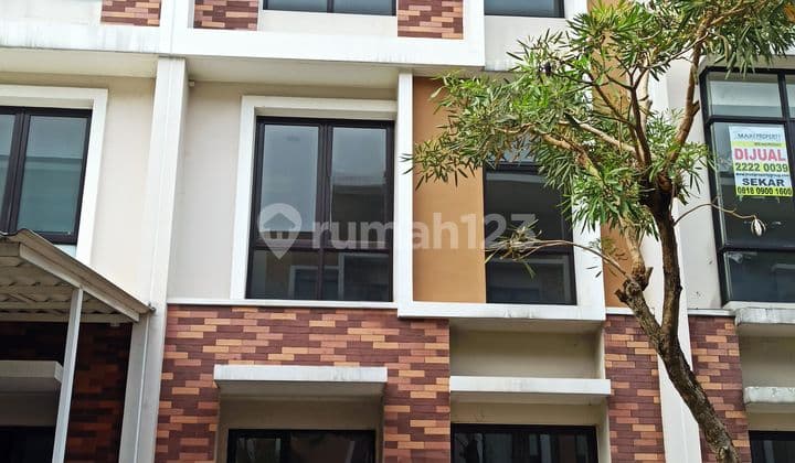 Dijual rumah 3 lantai di gading Serpong,harga nego,lokasi bagus