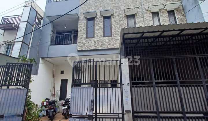 Dijual Rumah 3 Lantai di Jelambar Harga Nego Lokasu Strategis
