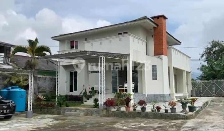 Dijual Villa + Kebun Luas Tanah 2.150M2 di Cipanas Harga Nego