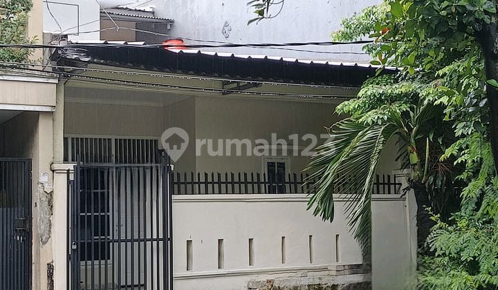 Disewakan Murah Rumah 1,5 Lantai di Menceng Lokasi Pinggir Jalan
