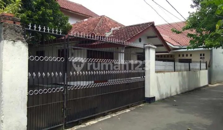 Cheap House 325M2 for Sale in Jagakarsa Good Location Price Negotiable