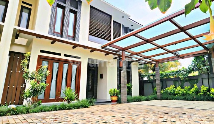 Rumah Semi Villa di Ciumbuleuit - Full Furnished Lux dengan Swimpool Siap Huni ( Harga Nego )
