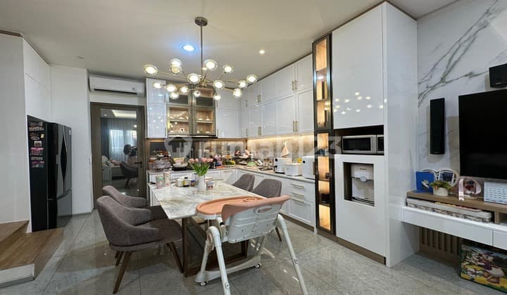 Rumah 3 Lantai Furnished Bagus di puri 11, Cipondoh