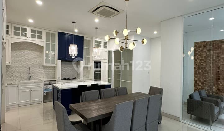 Rumah American Classic Style Bagus 3 lantai di pluit, SHM