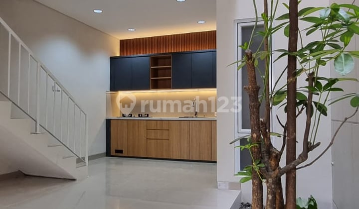 Bisa KPR, Rumah, 3 Lantai, SHM, Brand New