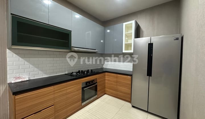 Nice House Fully Built on Jl. Green Lake City with SHM (Certificate of Ownership)