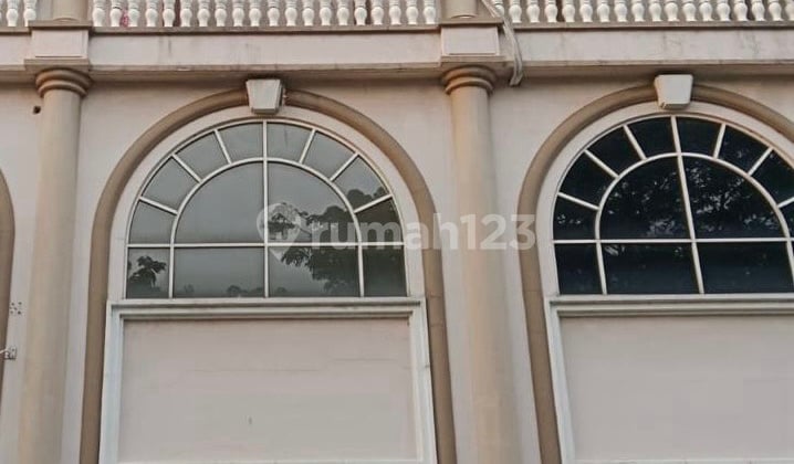 Ruko, 3 Lantai, Dekat Pusat Perbelanjaan, Siap Huni,