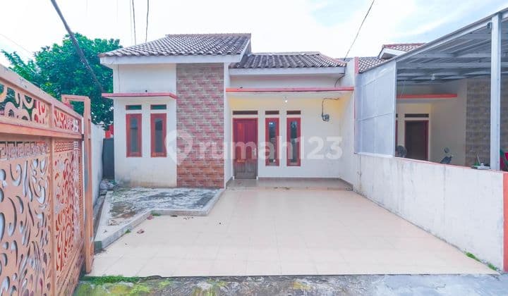 Rumah SHM Hadap Timur 15 Menit ke Stasiun Depok Siap Huni J29141