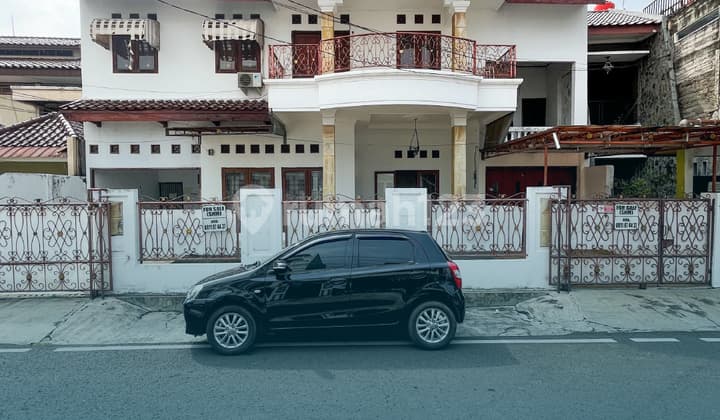 RUMAH TUA LAYAK HUNI CEMPAKA PUTIH DEKAT DENGAN AREA KOMERSIAL