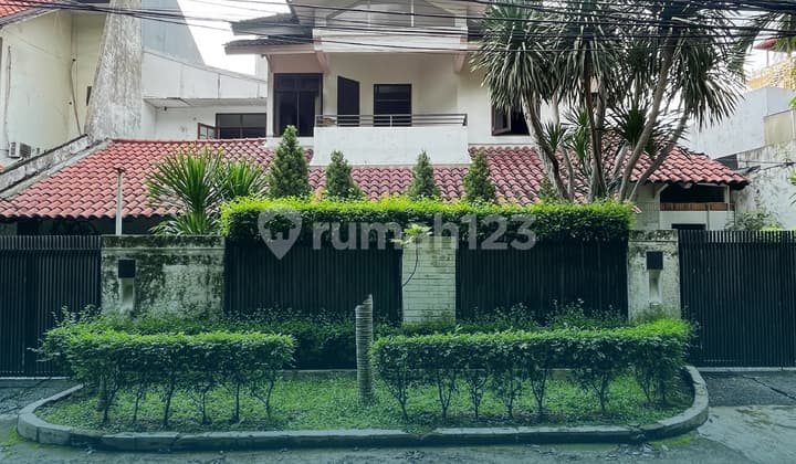 Rumah Siap Huni Dalam Komplek Kebayoran Baru Depan Taman