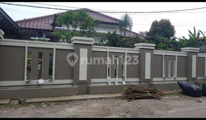 Beautiful house. Spacious yard near Insantama School.