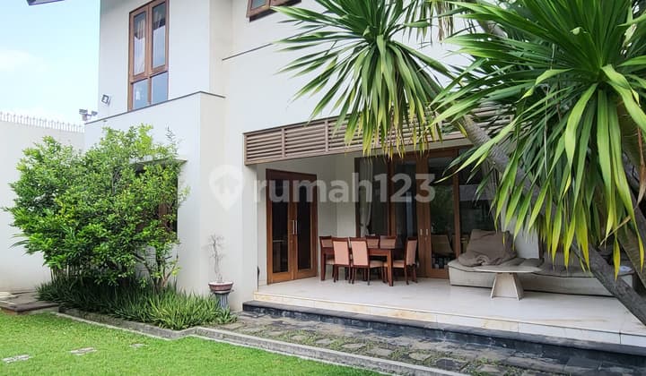 Dijual Rumah 2 Lantai di Kemang Gaya Modern Tropis Siap Huni
