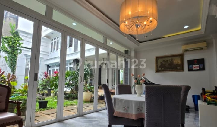 Dijual Rumah 2 Lantai di Kemang Gaya American Classic Siap Huni