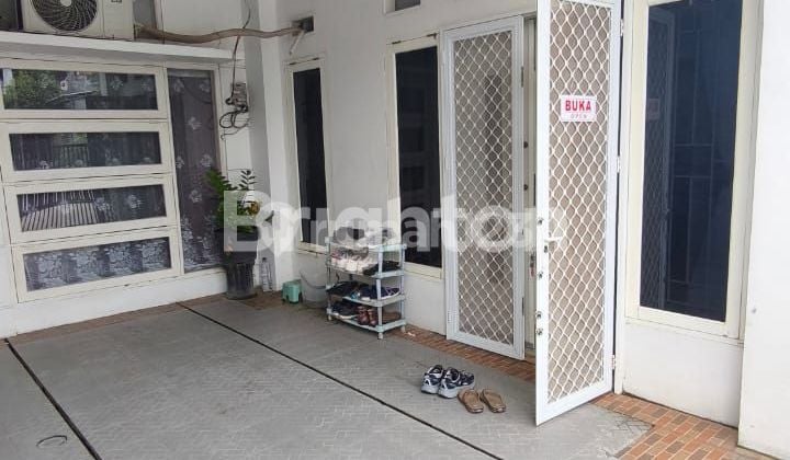 DIJUAL RUMAH RUMAH 2 LANTAI TENGAH KOTA BERNUANSA MINIMALIS LOKASI DALAM PERUMAHAN REGENCY AMAN NYAMAN HARGA NEGO