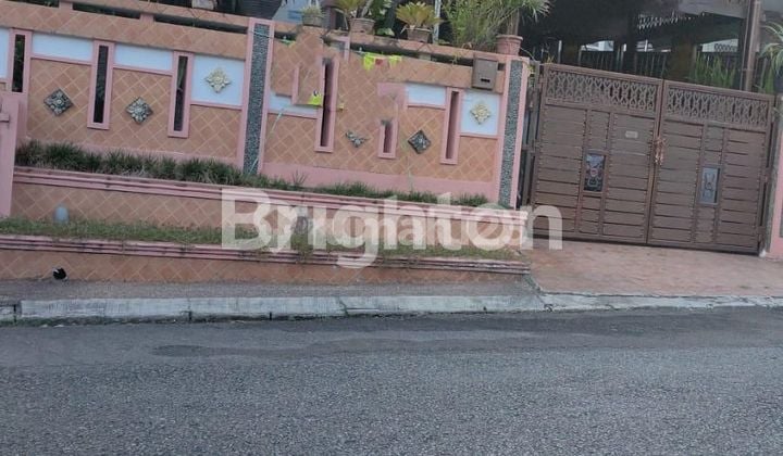 RUMAH ASRI DENGAN HALAMAN LUAS FULL FURNISH TENGAH KOTA BERNUANSA ALAM LOKASI DALAM PERUMAHAN BALIKPAPAN BARU AMAN NYAMAN HARGA NEGO