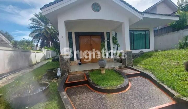 RUMAH BESAR DENGAN HALAMAN YANG CUKUP LUAS LOKASI TENGAH KOTA DALAM PERUMAHAN BLUE SAPHIRE AMAN NYAMAN HARGA NEGO