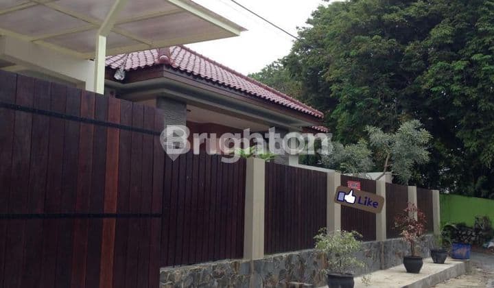 RUMAH BESAR FULL FURNISH DENGAN KOLAM RENANG LOKASI TENGAH KOTA DALAM PERUMAHAN PUPUK AMAN NYAMAN HARGA NEGO