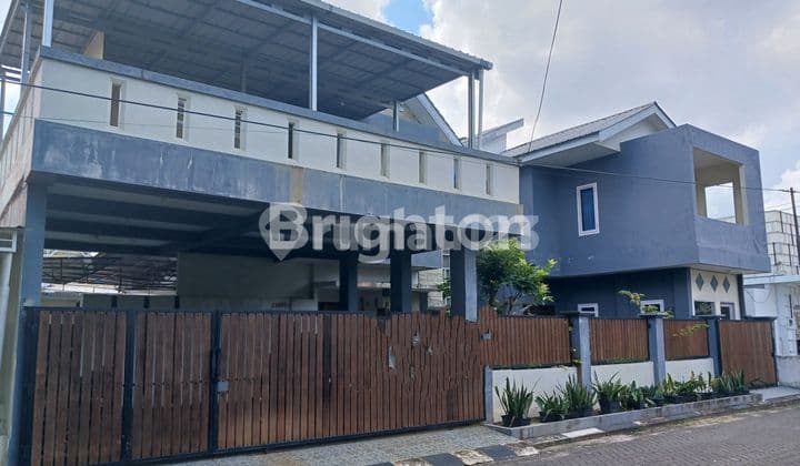 DIJUAL RUMAH HOOK DENGAN FASILITAS LENGKAP DENGAN LOKASI NYAMAN AMAN DITENGAH KOTA