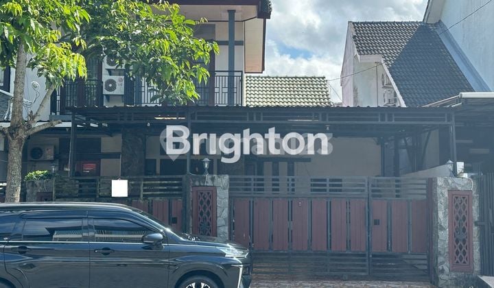 DIJUAL RUMAH 2 LANTAI TENGAH KOTA BERNUANSA MINIMALIS ELEGAN LOKASI DALAM PERUMAHAN WIKA AMAN NYAMAN HARGA NEGO