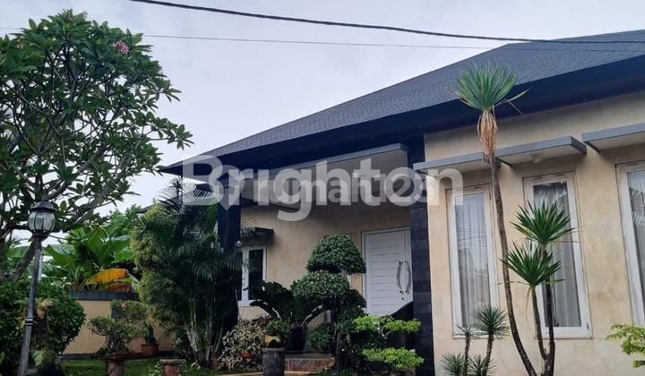 DIJUAL RUMAH BESAR DAN MEWAH DENGAN KOLAM RENANG SEMIFURNISH LOKASI DALAM PERUMAHAN WIKA AMAN NYAMAN HARGA NEGO