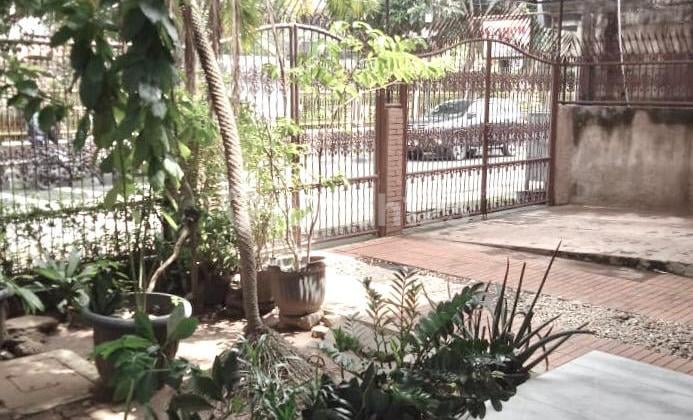 Rumah Hoek Depan Taman di Bendungan Hilir Jakarta Pusat