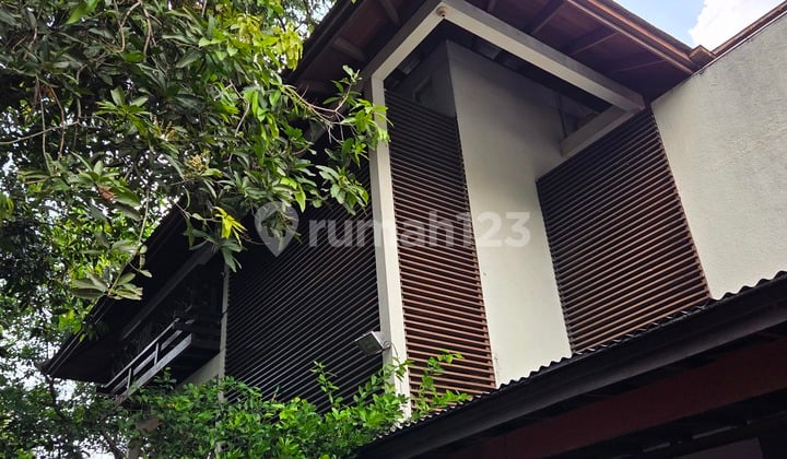 Jual rumah tropis khas Indonesia di lingkungan asri Cipete Jakarta Selatan.