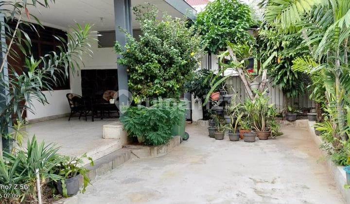 House for sale in the strategic Kramat area, Central Jakarta, suitable for a residence or boarding house.