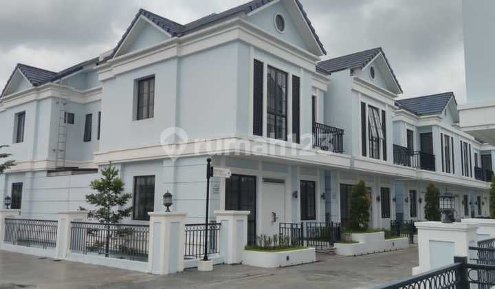 Ready-to-occupy 3-story hook houses, comfortable and safe surroundings, only at Lavon Swan City, Tangerang.