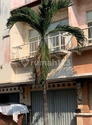 2.5-Storey Shop House in Mutiara Taman Palem, Cengkareng, Area 68m2