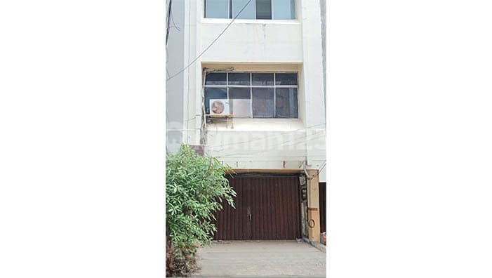 3.5-Story Shophouse on Kunir Street, Pinangsia, Tamansari