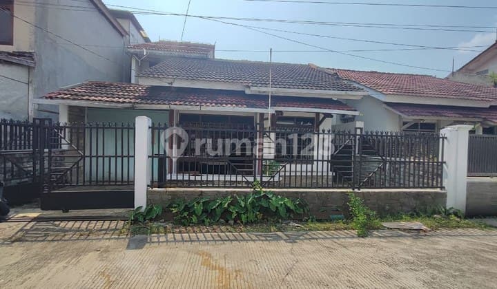 Spacious House in Taman Kopo Indah 1