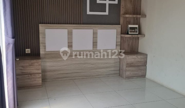 Rumah 2 Lantai dengan Kolam Renang di Kota Baru Parahyangan