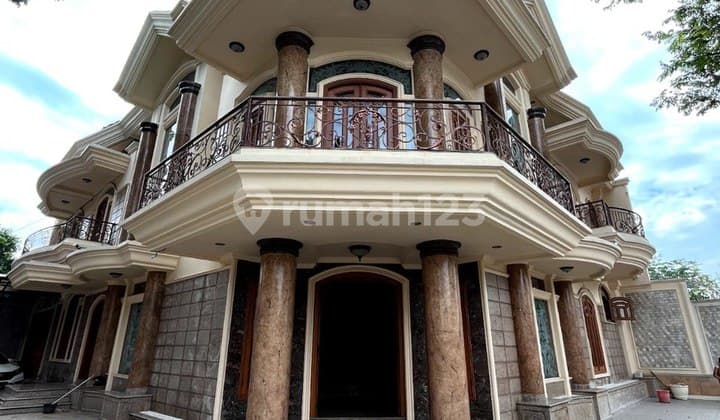 717 DIJUAL RUMAH LUXURIOUS CLASSIC CEMPAKA PUTIH POSISI HOEK