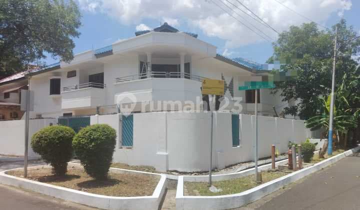 R02-0283 Disewakan Rumah Huk Full Furnish dengan Kolam Renang Kayu Putih Jakarta Timur