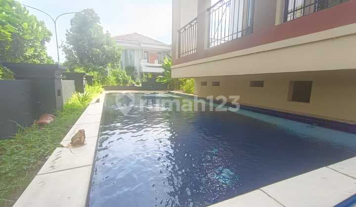 R02-0239 DIJUAL CEPAT RUMAH SIAP HUNI ADA KOLAM RENANG ATTIC ROOM KOMPLEK WALLET PERMAI PIK JAKARTA UTARA