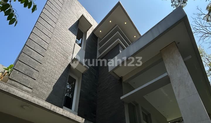 Rumah Mewah Bergaya Modern di Setra Sari Bandung