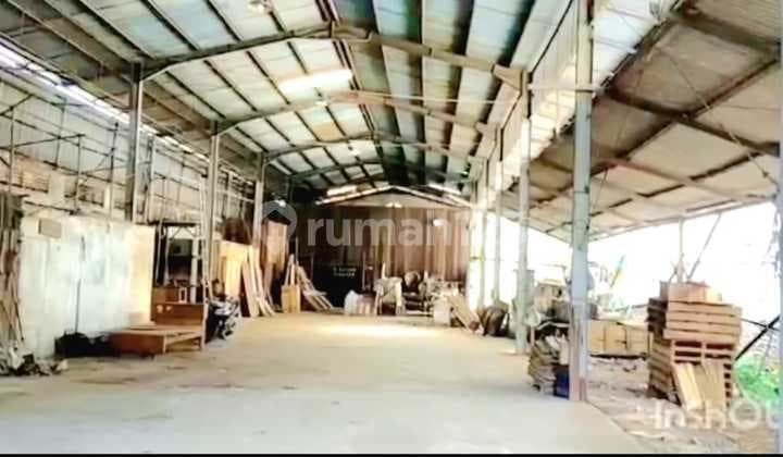 Gudang Di Pinggir Jalan Yos Sudarso Medan Deli