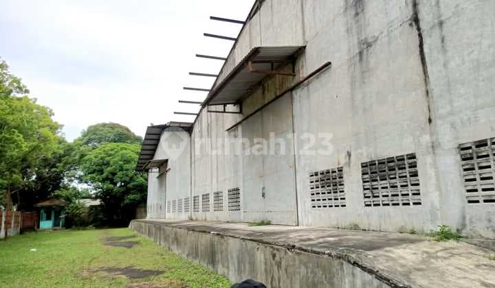Land and Warehouse by the Roadside in Asam Kumbang Area