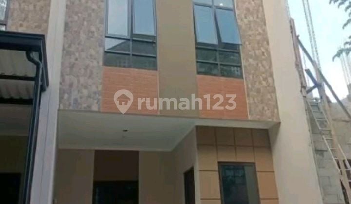 Di Kontrakan Rumah 3 Lantai Dalam Cluster Lingkungan Adem Nyama. Lokasi Sangat Strategis