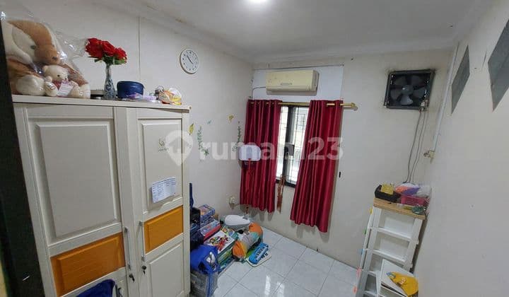 Rumah Semi Furnished Bagus di Taman Palem Lestari