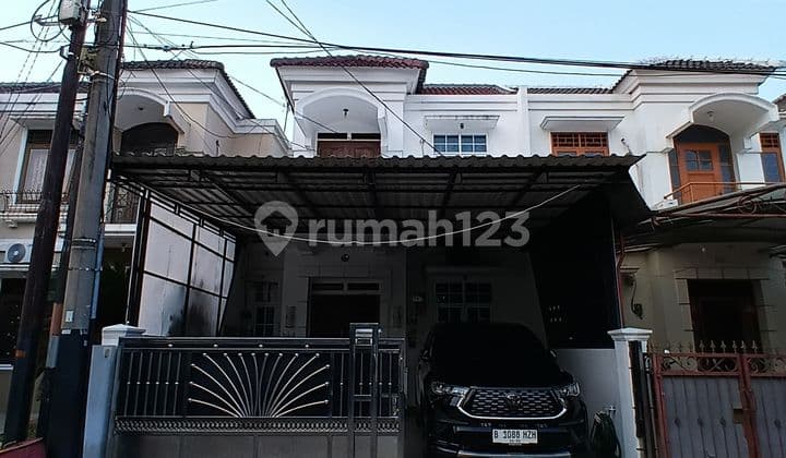 Disewakan Rumah 2 Lantai di Mutiara Taman Palem