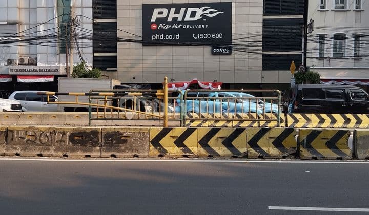 Ruko Luas Di Pinggir Jalan Raya 4 Lantai