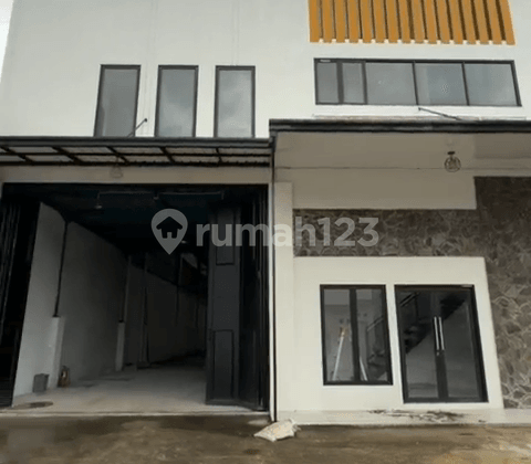 New and Spacious Warehouse, Strategic Location with 40ft Access
