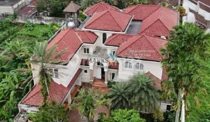 Luxury Furnished House in the City Center A Step Away from Ijen Boulevard, Klojen Malang