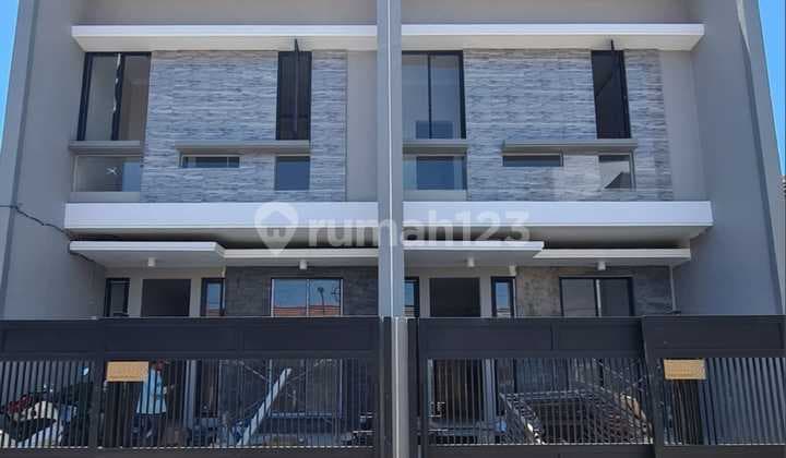 Rumah Baru Minimalis Modern Selangkah merr di Klampis Semolo Sukolilo Surabaya